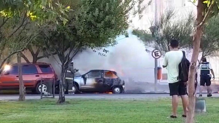 El fuego destruyó un auto en avenida Olascoaga