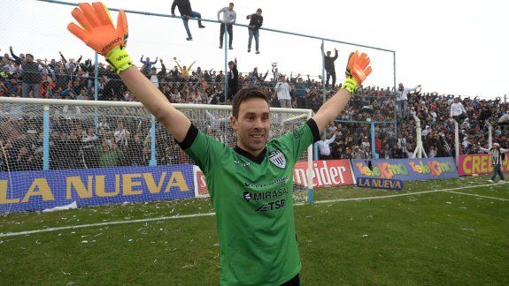 Alasia, en un momento de gloria en Cipo, tras eliminar a Arsenal por penales en la Copa Argentina 2018.