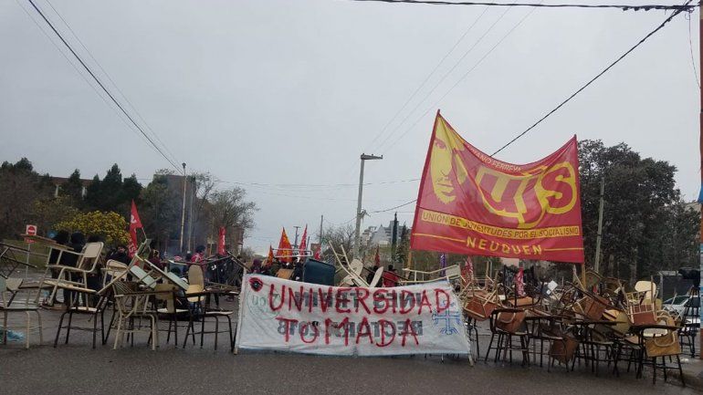 La toma en la UNCo seguirá hasta la marcha nacional universitaria