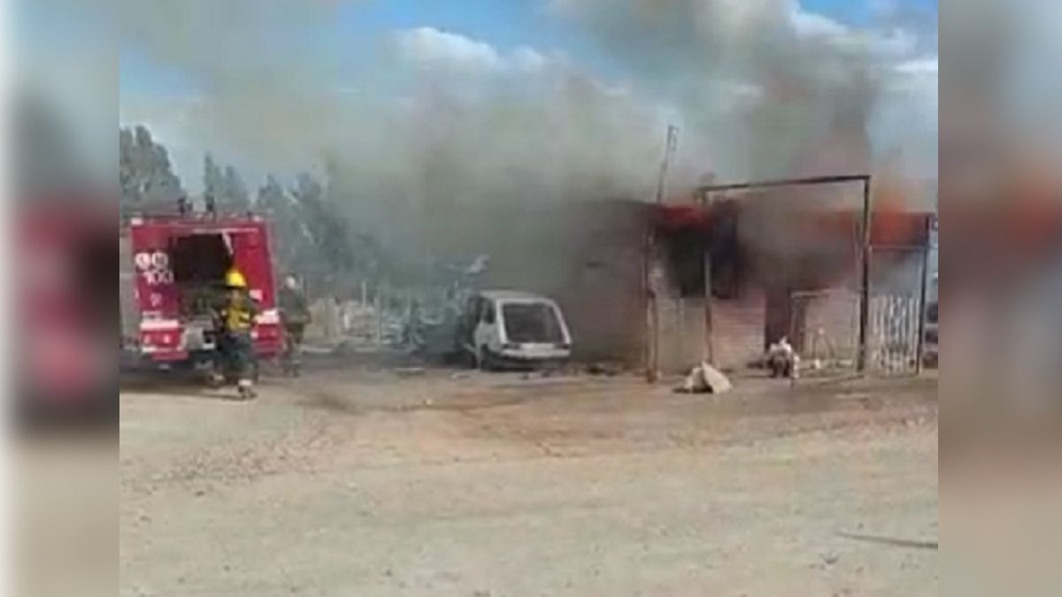 Una madre rescató a su bebé de un incendio que consumió su casa