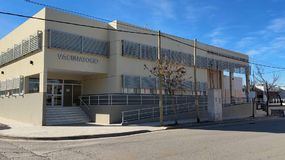 El niño cayó al canal y fue rescatado por un vecino del agua del canal de riego. | LM Neuquen El niño cayó al canal y fue rescatado por un vecino del agua del canal de riego.