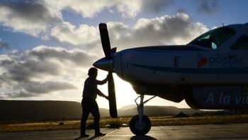 Leandro Murugarrén con el avión de la aerolínea que fundó con su padre y otros socios, con la que busca iniciar campañas sanitarias por el interior de Chubut.