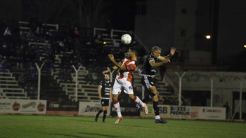 Manuel Berra cumplió una buena tarea en la mitad de la cancha. Fotos: Omar Novoa Manuel Berra cumplió una buena tarea en la mitad de la cancha. Fotos: Omar Novoa