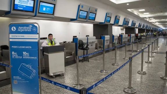 Los gremios aeronáuticos negociaron con Aerolíneas Argentinas hasta altas horas de la noche.
