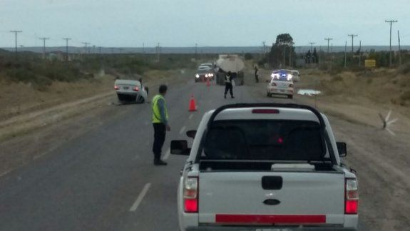 Las Grutas: familia de Plottier volcó por esquivar a un gato que se tiró del auto que viajaba adelante