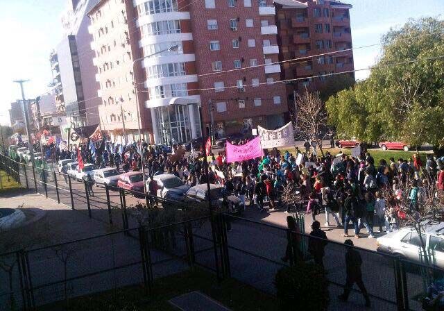 En medio de graves incidentes, se aprobó el convenio Provincia e YPF