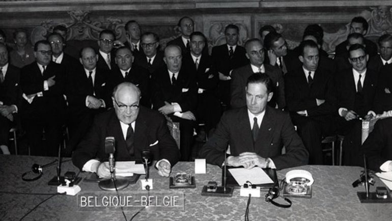Paul-Henri Spaak y Jean-Charles Snov et d’Oppuers en la firma del Tratado constitutivo de la Comunidad Europea de la Energía Atómica (Euratom) el 25 de marzo de 1957.