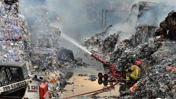 El incendio en la papelera está controlado en un 90%