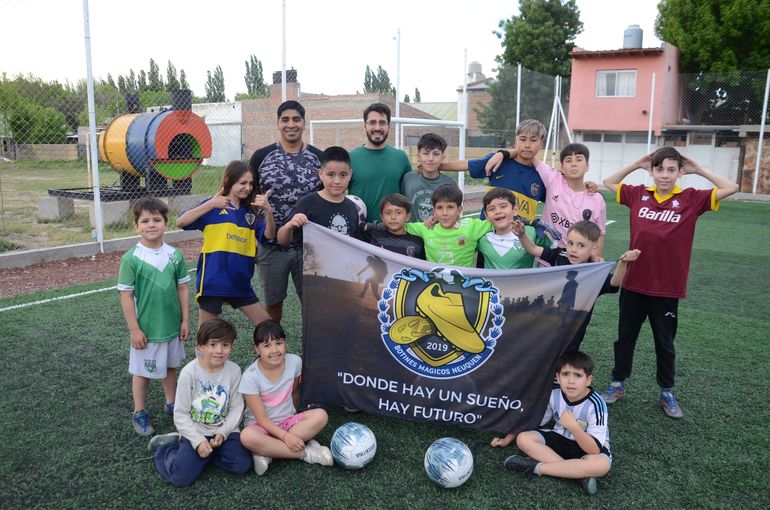 “Nuestra tarea es formar personas con valores, que los pueden aprender dentro de una canchita de fútbol”, expresó el ex jugador lifunero. Foto: María Isabel Sánchez. “Nuestra tarea es formar personas con valores, que los pueden aprender dentro de una canchita de fútbol”, expresó el ex jugador lifunero. Foto: María Isabel Sánchez.