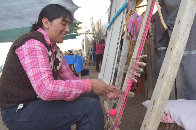 Carmen Clemente, la artesana de tejido mapuche en Laguna Miranda.