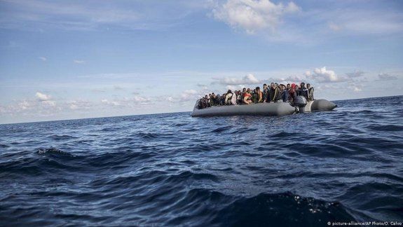 Casi 100 migrantes a la deriva en el mar