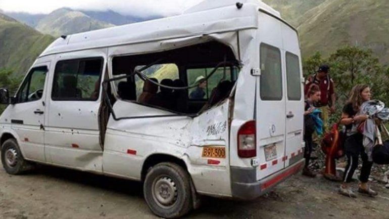 Perú: murió una turista argentina al desprenderse una piedra sobre la combi