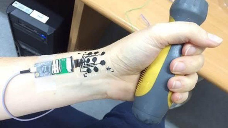 Las figuras tienen electrodos pegados a la piel que guardan información.