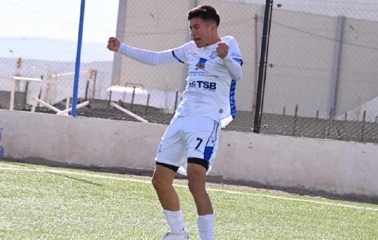 Fernando Riquelme, el delantero de Deportivo Rincón que domó el viento