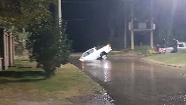 Desde el EPAS aseguraron que pagarán los desperfectos que haya sufrido la camioneta que cayó en un pozo producto de la rotura del caño. Desde el EPAS aseguraron que pagarán los desperfectos que haya sufrido la camioneta que cayó en un pozo producto de la rotura del caño.