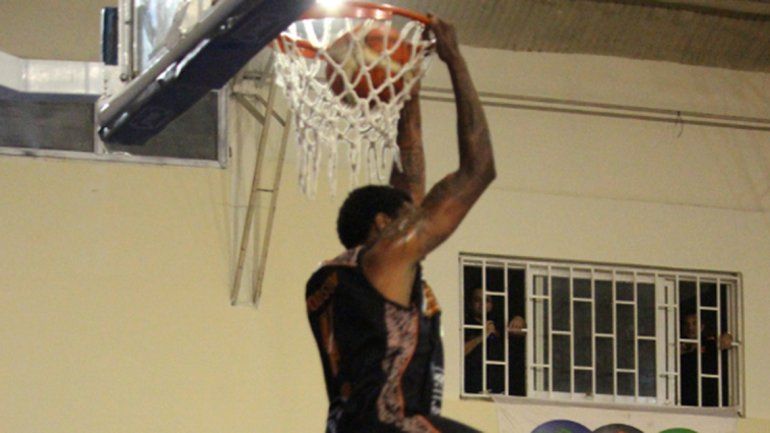 Espectacular volcada de Darnel Dodson