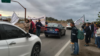 Demoras en Ruta 7 por volanteada frente a Cerámica Neuquén: cuál es el reclamo Demoras en Ruta 7 por volanteada frente a Cerámica Neuquén: cuál es el reclamo
