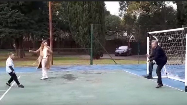 El presidente recibió un fuerte pelotazo por parte de un niño.