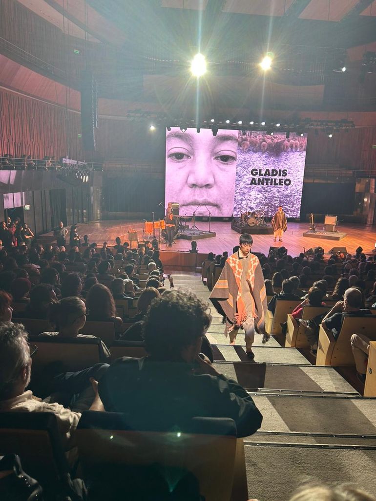 El poncho de la artesana mapuche se lució en el salón La Ballena Azul del CCK. El poncho de la artesana mapuche se lució en el salón La Ballena Azul del CCK.