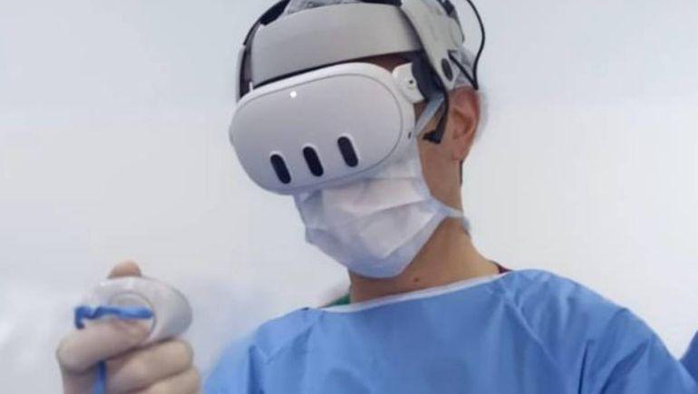 El médico neuquino que hace historia con las cirugías con realidad aumentada