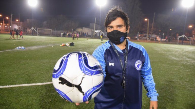 Caleb Flores, el coordinador del equipo, con las chicas de fondo entrenando (Omar Novoa)