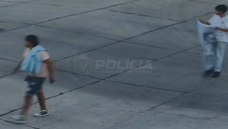 La pelea con armas blancas quedó registrada en el centro de monitoreo.