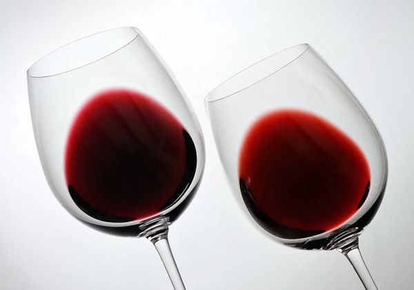 Por qué algunos vinos tiñen los labios