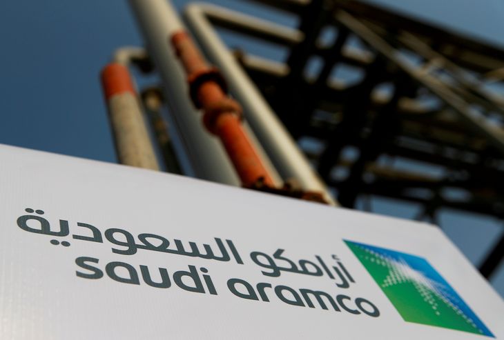 Foto de archivo ilustrativa del logo de Saudi Aramco en una instalación petrolera en AbqaiqOct 12