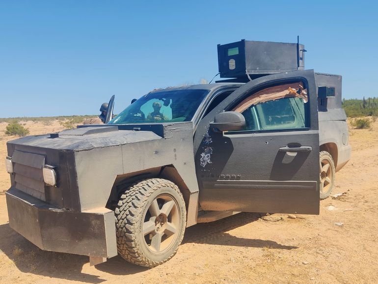 A la camioneta que tenía un blindaje de fábrica le agregaron otro artesanal y ametralladora en la caja. A la camioneta que tenía un blindaje de fábrica le agregaron otro artesanal y ametralladora en la caja.