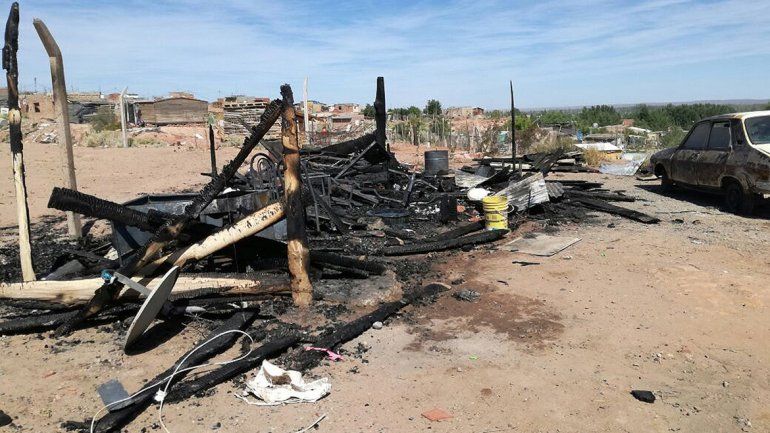 La vivienda de madera quedó destruida por completo.