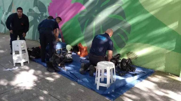 Bomberos Voluntarios y el SAME asisten a los trabajadores intoxicados por la fuga de amoníaco. Bomberos Voluntarios y el SAME asisten a los trabajadores intoxicados por la fuga de amoníaco.