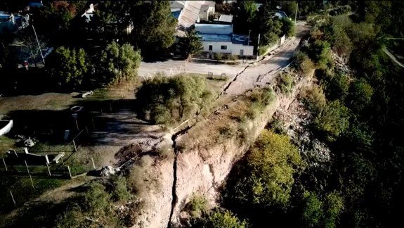 Grieta gigante está a punto de tragarse un pueblo