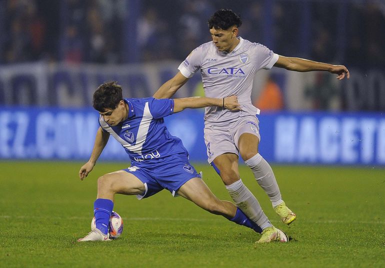 Tomás Guidara protege la velota. El lateral de Vélez estuvo cerca de darle el triunfo a su equipo en el final. 