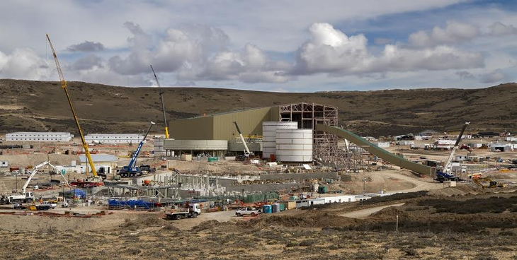 El yacimiento Cerro Negro recibirá USD 800 millones en seis años para extender su vida útil más allá de 2035.