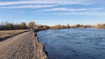 Crecida del Río Limay se comió la calle en China Muerta.