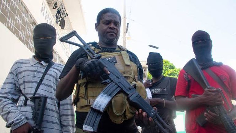 Jimmy Cherizier, alias Barbecue, con sus pandilleros. Jimmy Cherizier, alias Barbecue, con sus pandilleros.