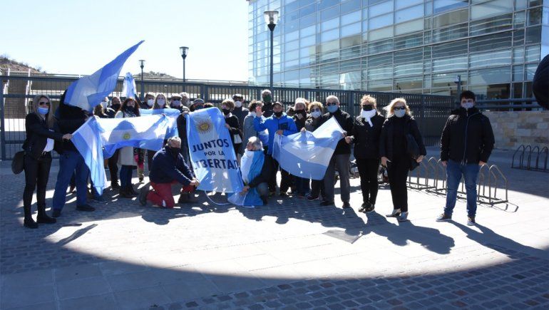 Socios del Club Mari Menuco, en las afueras de Ciudad Judicial a la espera de la mediación con los Kaxipayiñ.