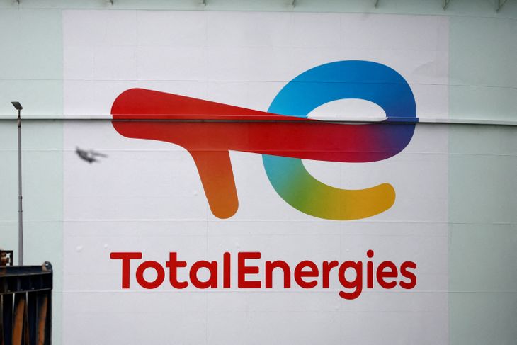 FOTO DE ARCHIVO: El logotipo de la petrolera francesa TotalEnergies en un depósito de petróleo en Mardyck