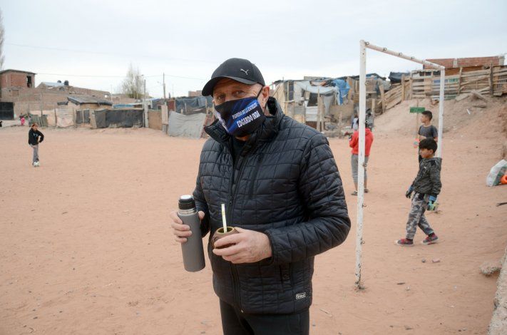 Un hombre solidario que le da pelota a los chicos de Toma Norte