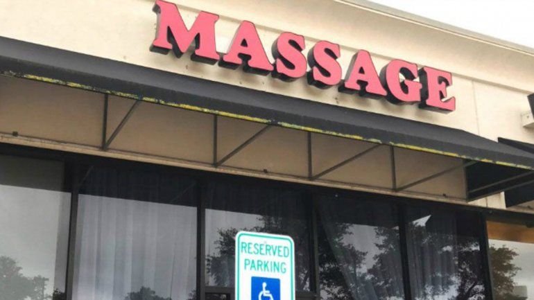 Simulaba ser un salón de masajes. Un oficial vio la cañería llena de condones.