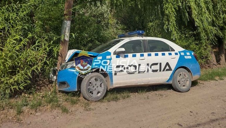 Una policía se descompensó y chocó el móvil contra un poste