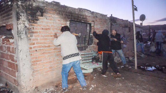 Los vecinos de Valentina Norte Rural incendiaron cuatro casas y derrumbaron otra, a una familia de delincuentes, para que no vuelvan al barrio. Se apellidan Aguirre.