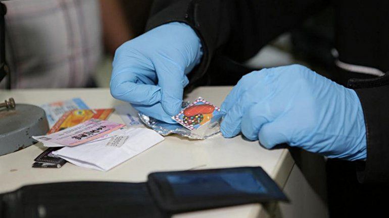 Traficaba droga en stickers de Candy Crush