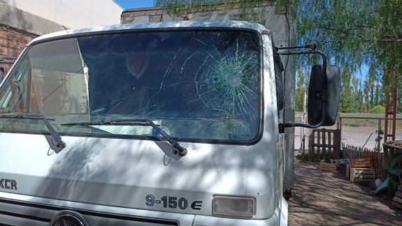 Alerta: apedrearon vehículos en el tercer puente y les reventaron los parabrisas
