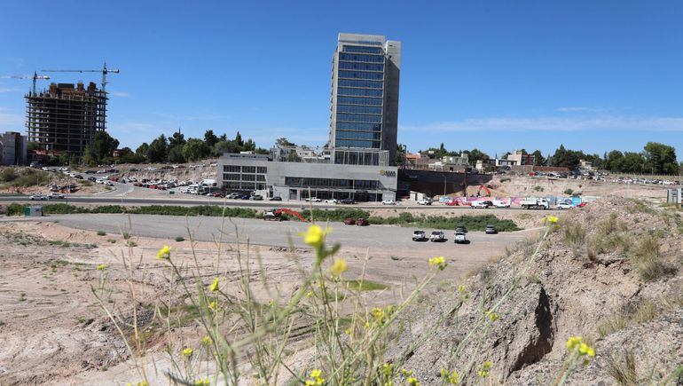 Ya hay un estacionamiento improvisado dentro del predio donde se realiza el movimiento de suelo en el sector de Alta Barda. Ya hay un estacionamiento improvisado dentro del predio donde se realiza el movimiento de suelo en el sector de Alta Barda.