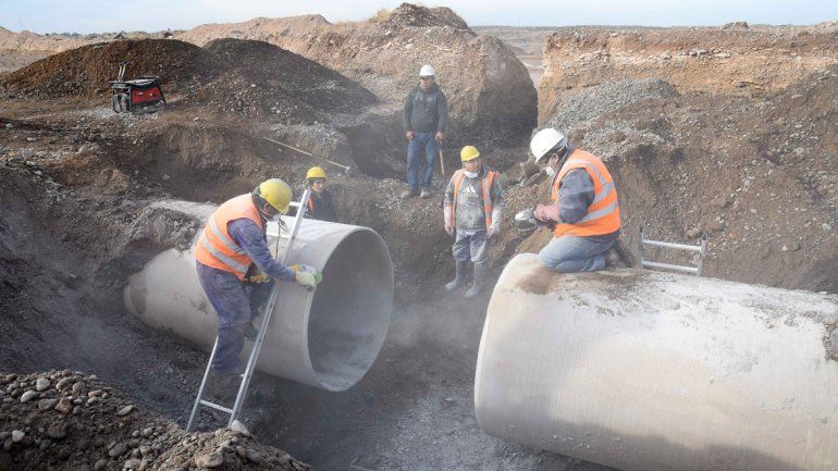 Los operarios repararon la rotura en el sistema Mari Menuco ayer por la tarde. Fueron casi 24 horas sin servicio.