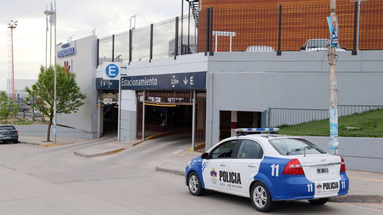 La Policía y el personal de seguridad dieron con los padres de la nena que estaba en el interior del auto.