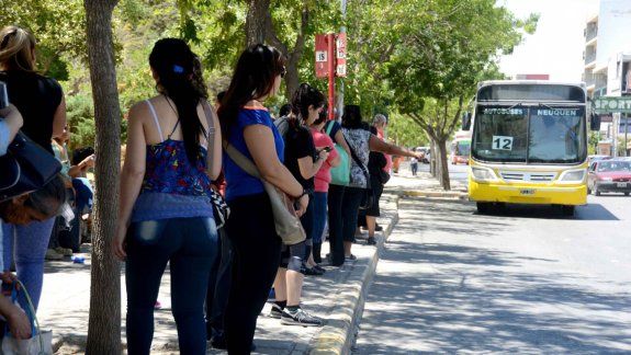 Los neuquinos afrontan desde hoy un nuevo incremento en la ciudad, esta vez el del transporte público. El reajuste fue dispuesto por un decreto del intendente Horacio Quiroga.