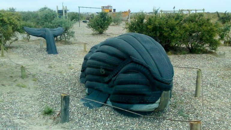 El cetáceo confeccionado con neumáticos