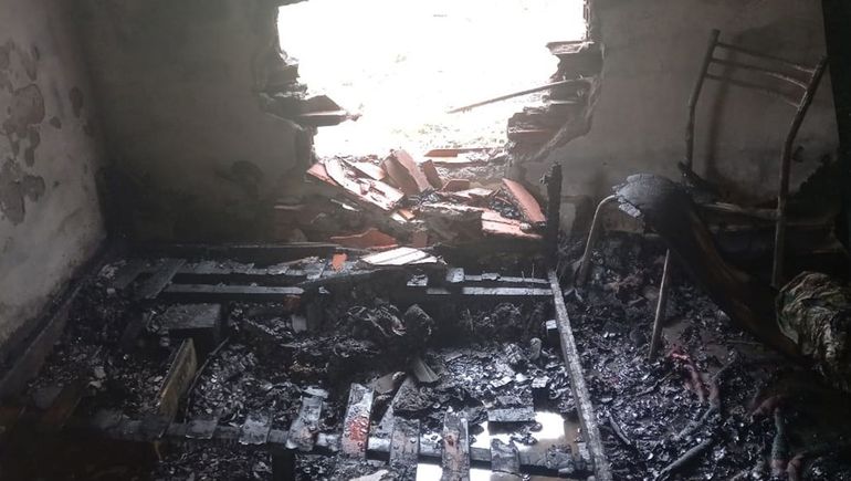 Una mujer del barrio Confluencia denunció un intento de homicidio. Dice que prendieron fuego la casa con ella adentro. 